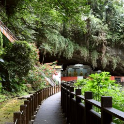 新竹峨眉｜水濂橋步道．藤坪步道｜百年糯米橋與天然岩窟中的梵音